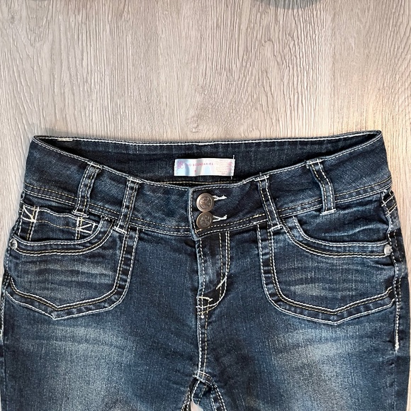 Women's No Boundaries Embellished Curvy Low Rise Jean Capri's (Junior, Size 9) - Picture 3 of 11